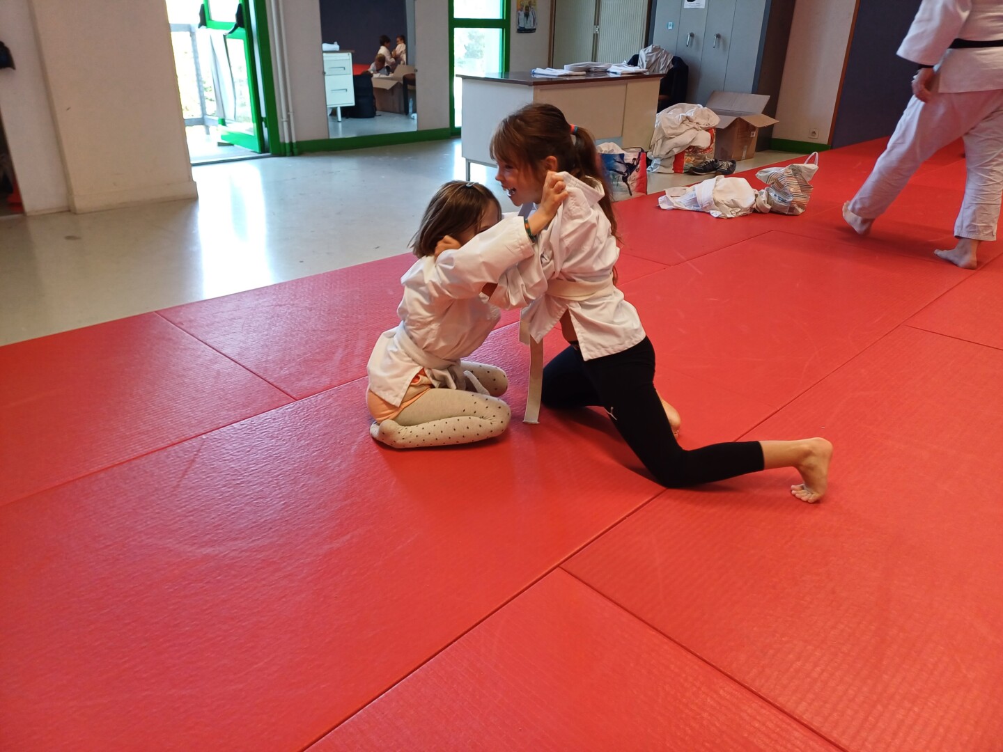Les GS, CP, CE1 et CE2 s’initient au judo!