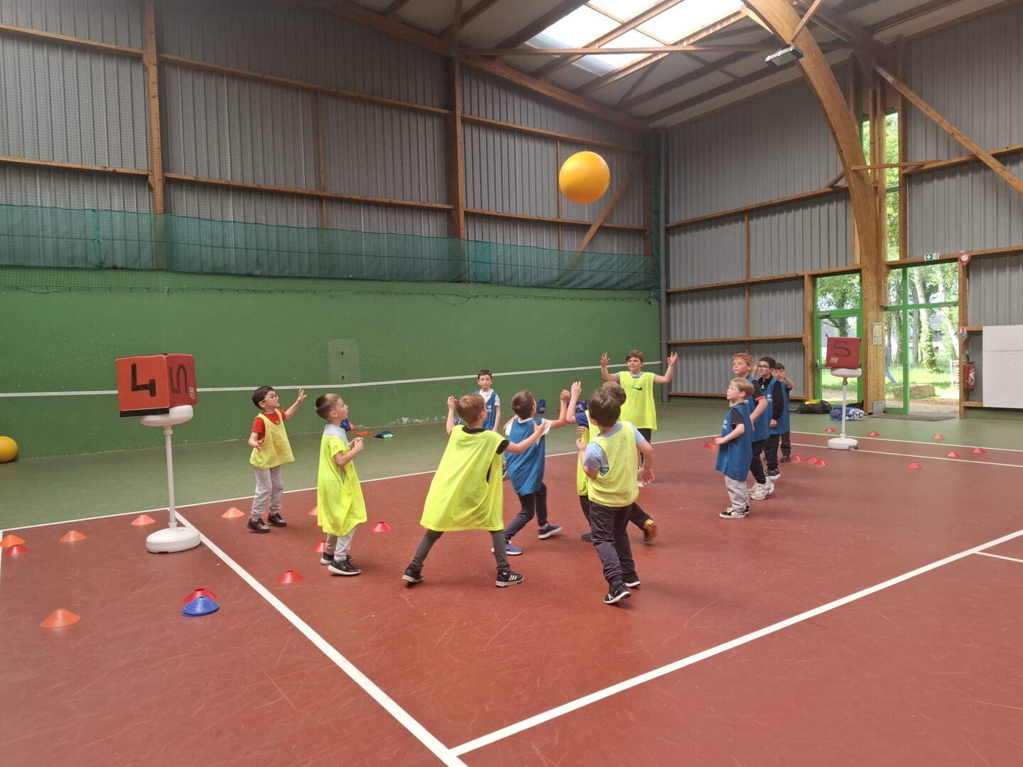 Les élèves de CP-CE1 s’initient au POULL BALL